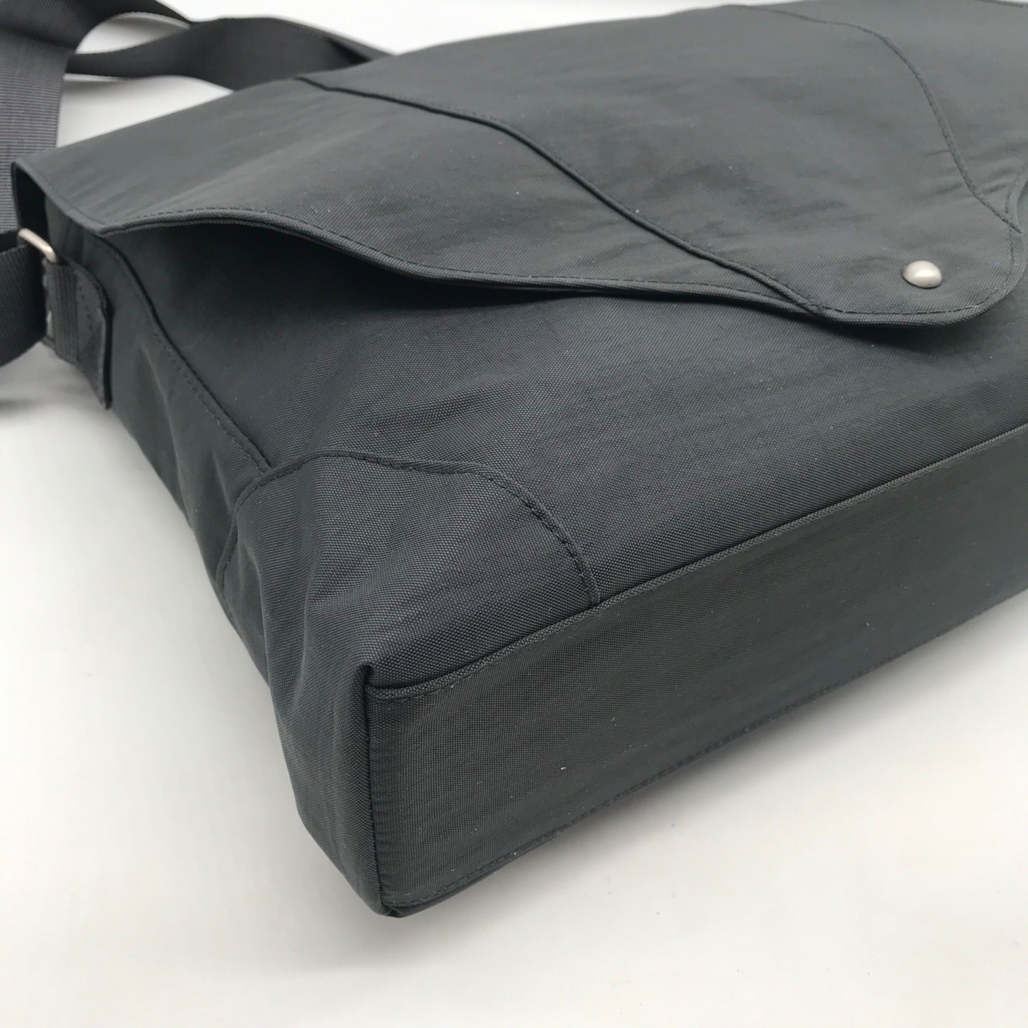 Baggallini Neighborhood Gray Nylon Laptop Messenger Bag