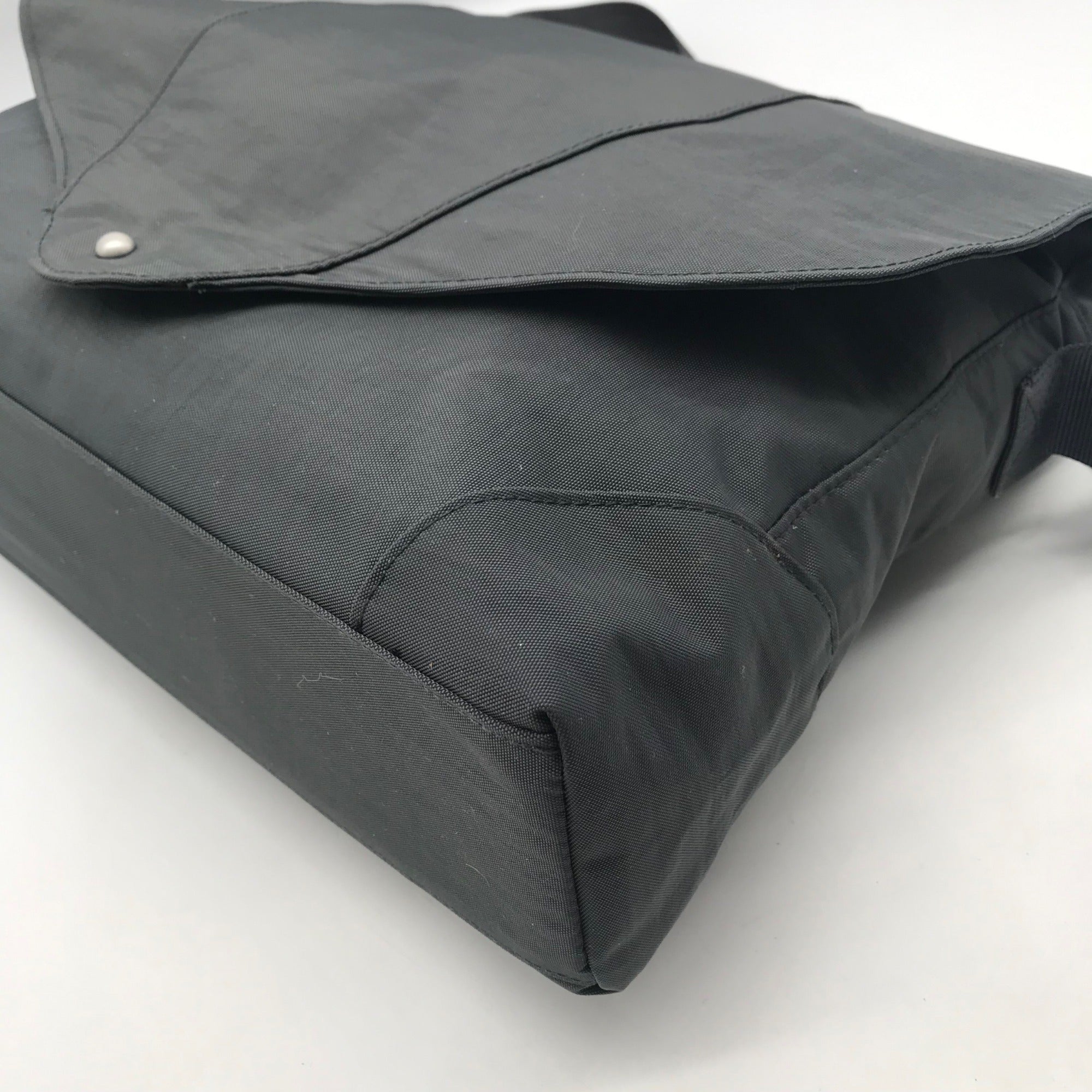 Baggallini Neighborhood Gray Nylon Laptop Messenger Bag