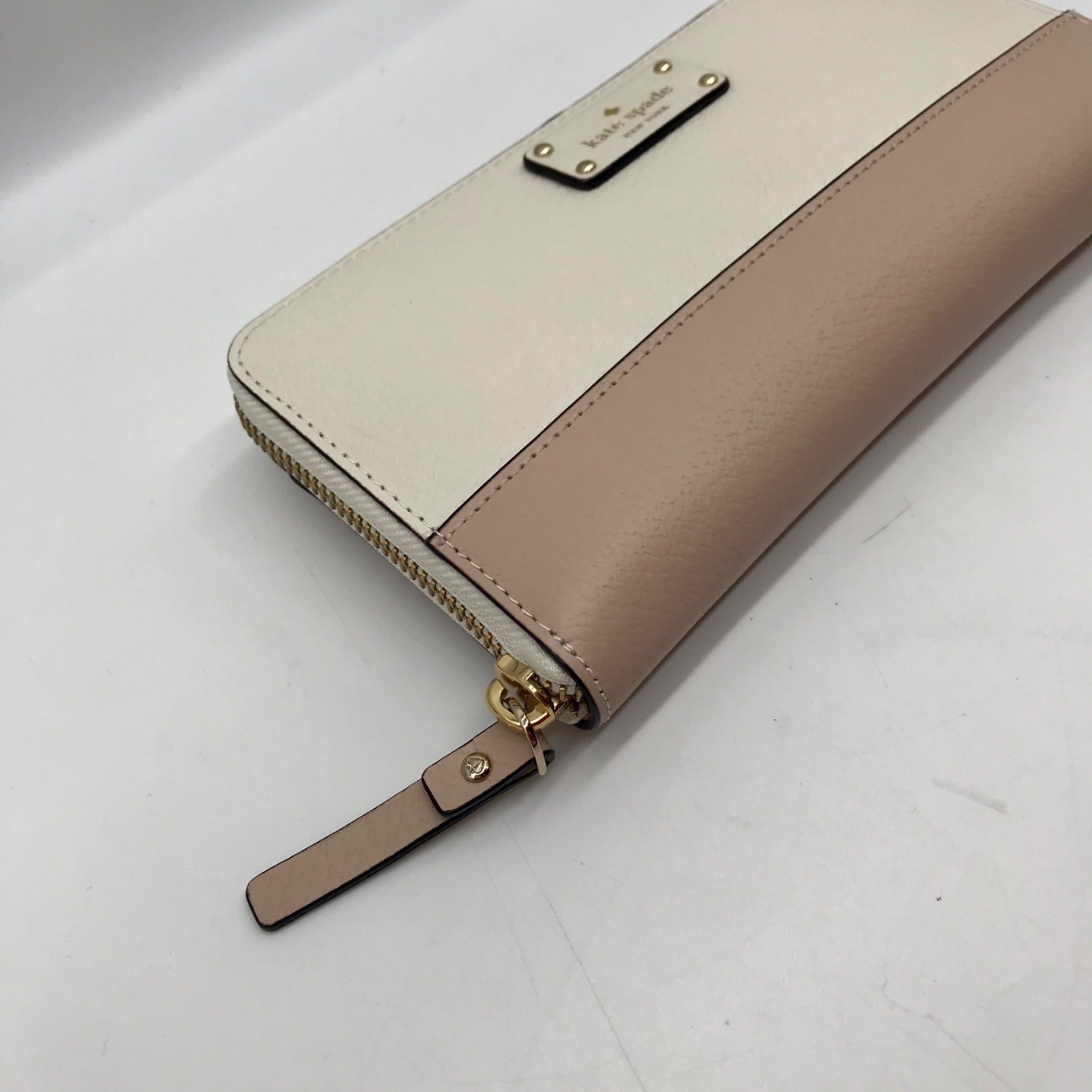 Kate Spade White and Tan Pebbled Leather Grove Street Neda Wallet