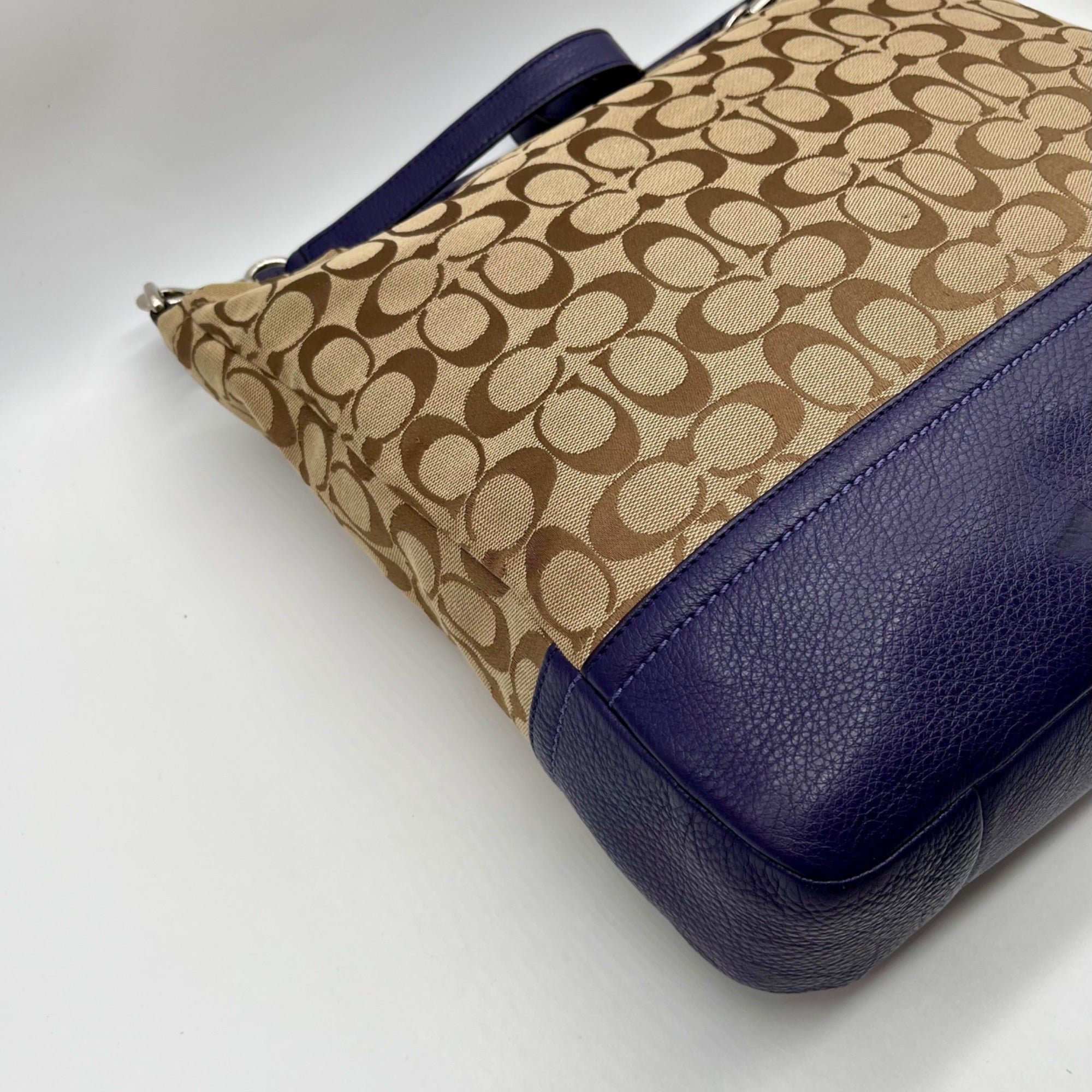 Coach Signature Canvas Hobo Shoulder Bag F23279