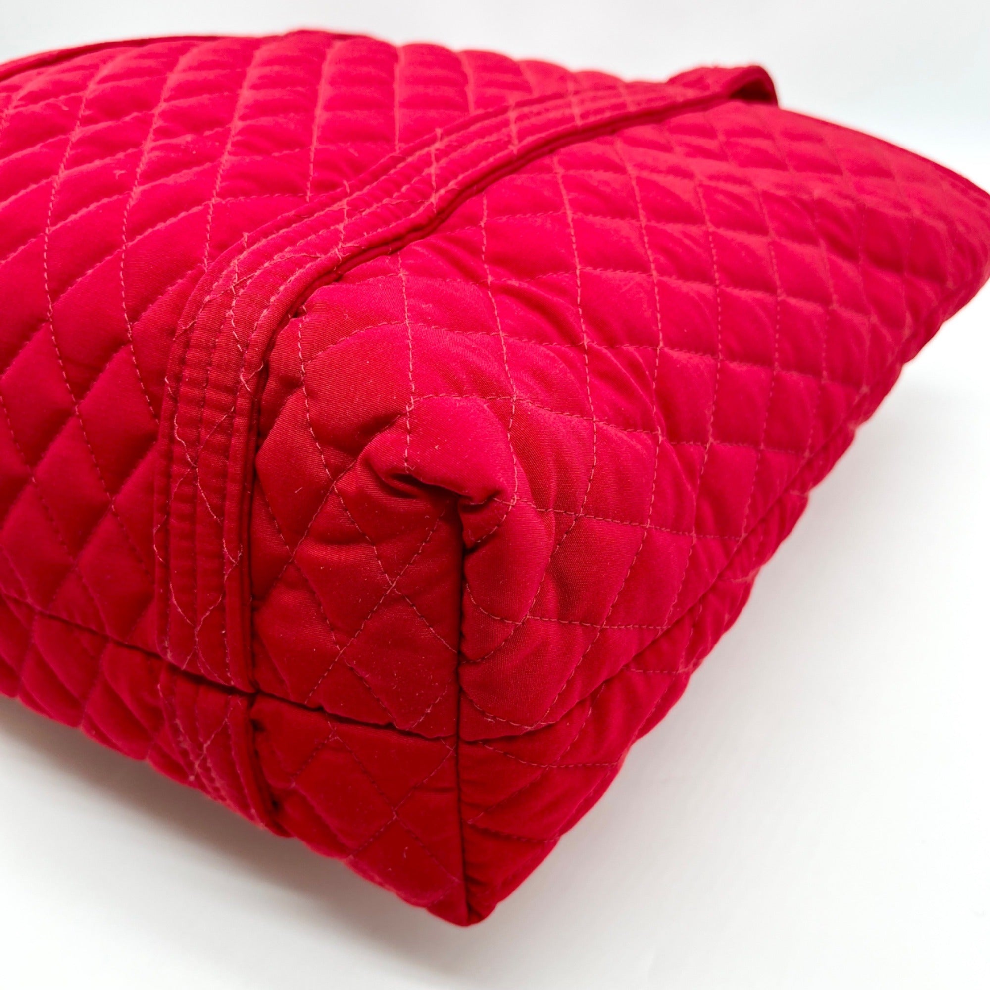 Vera Bradley Red Quilted Fabric Vera Shoulder Bag