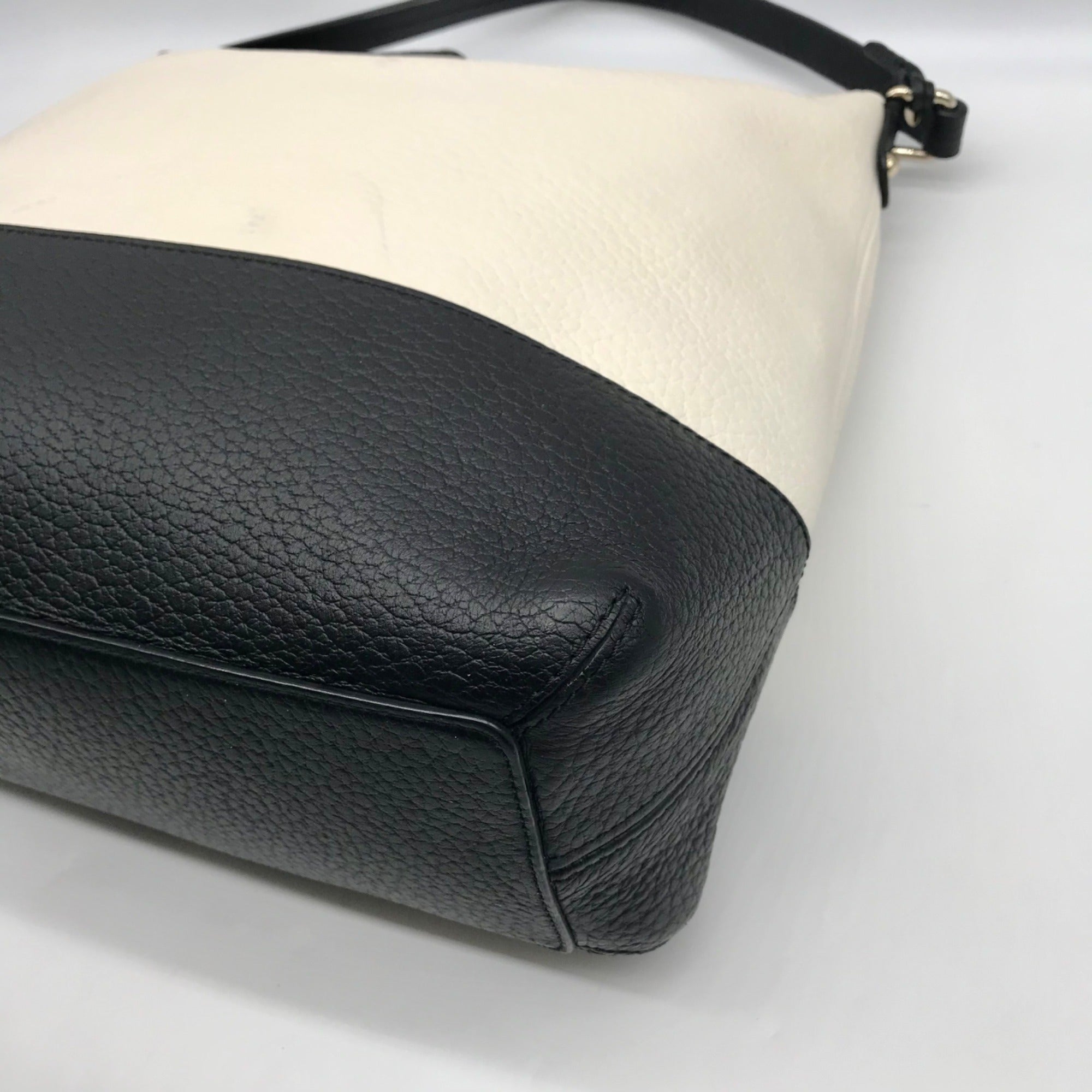 Kate Spade Black And Cream Pebbled Leather Bay Street Lexie Shoulder Bag