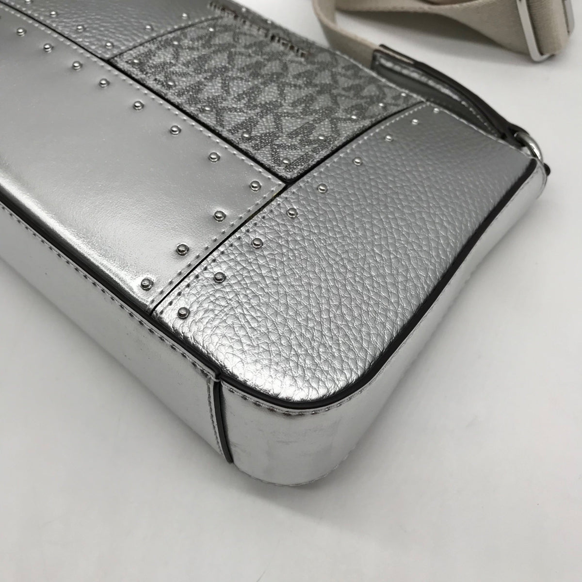 Michael Kors Silver Leather Jet Set Travel Tech Crossbody Bag