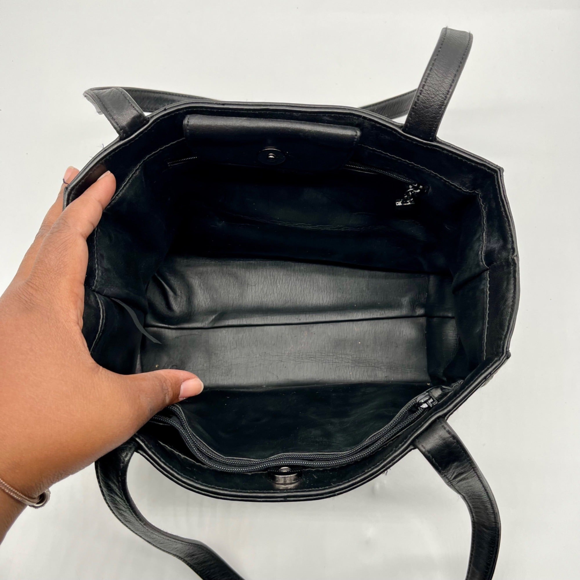 Perlina Black Leather Shoulder Bag
