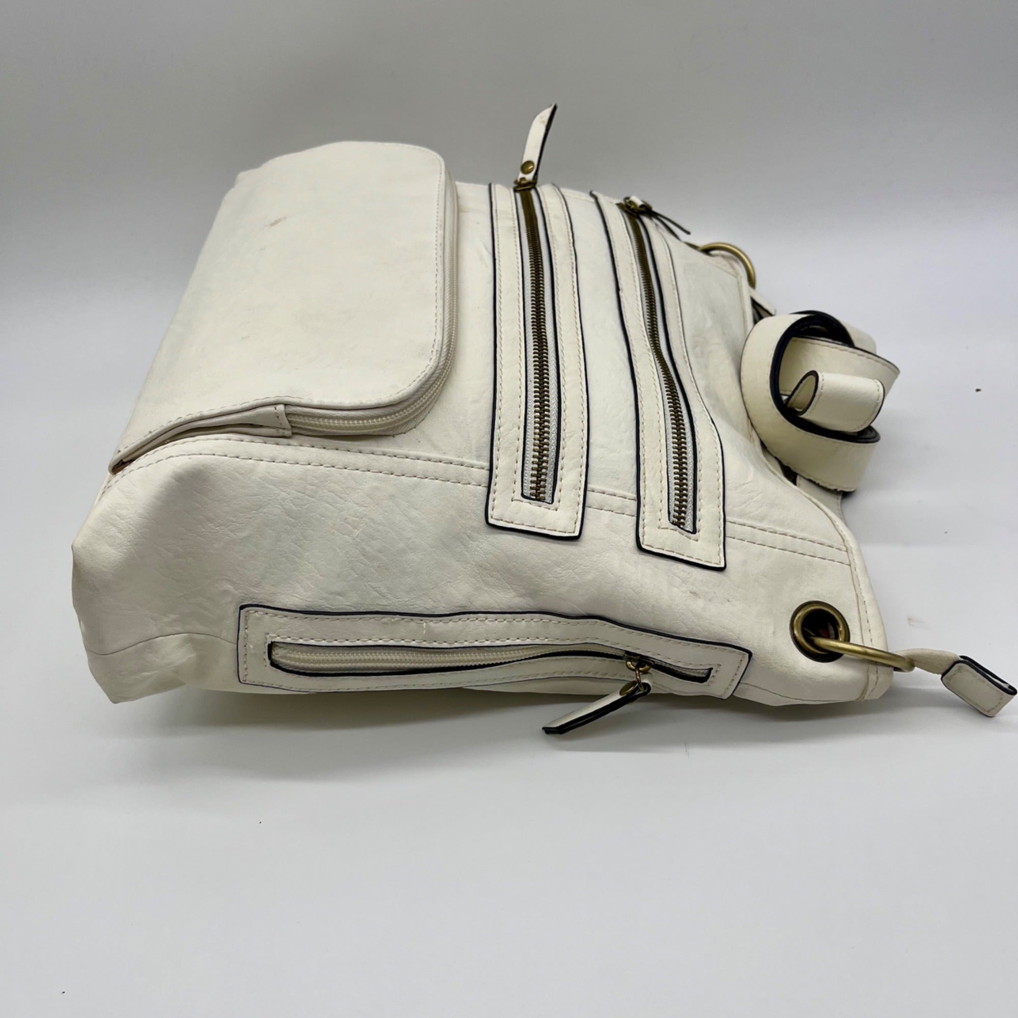 Bueno White Faux Leather Multi-Pocket Crossbody Bag