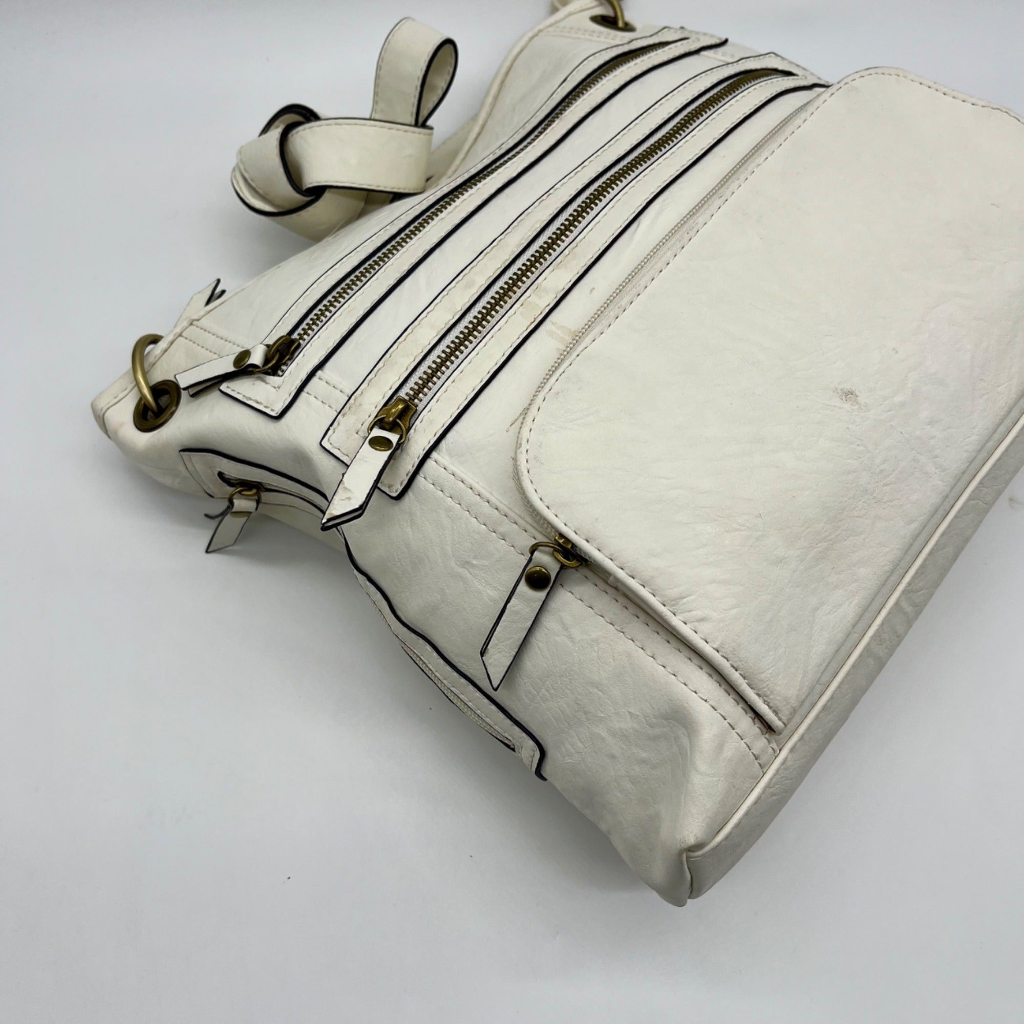 Bueno White Faux Leather Multi-Pocket Crossbody Bag