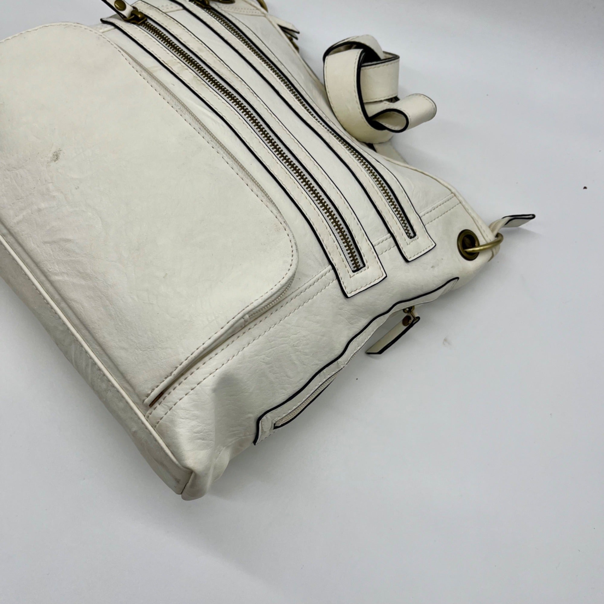 Bueno White Faux Leather Multi-Pocket Crossbody Bag