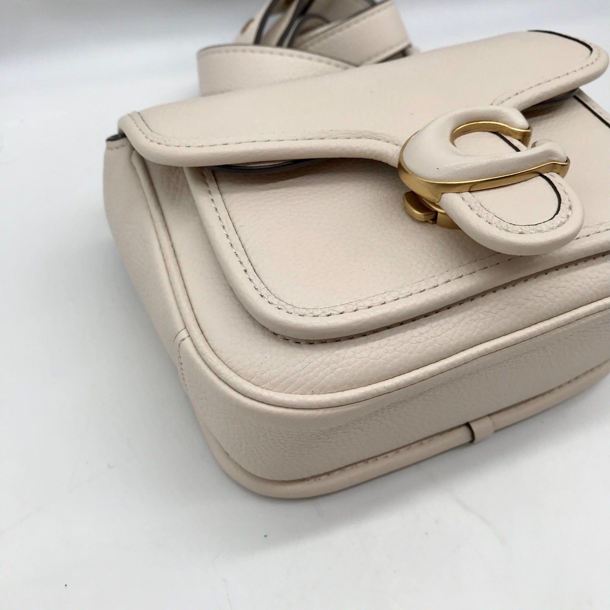 Coach White Pebbled Leather Tabby Messenger 19 Crossbody CJ846