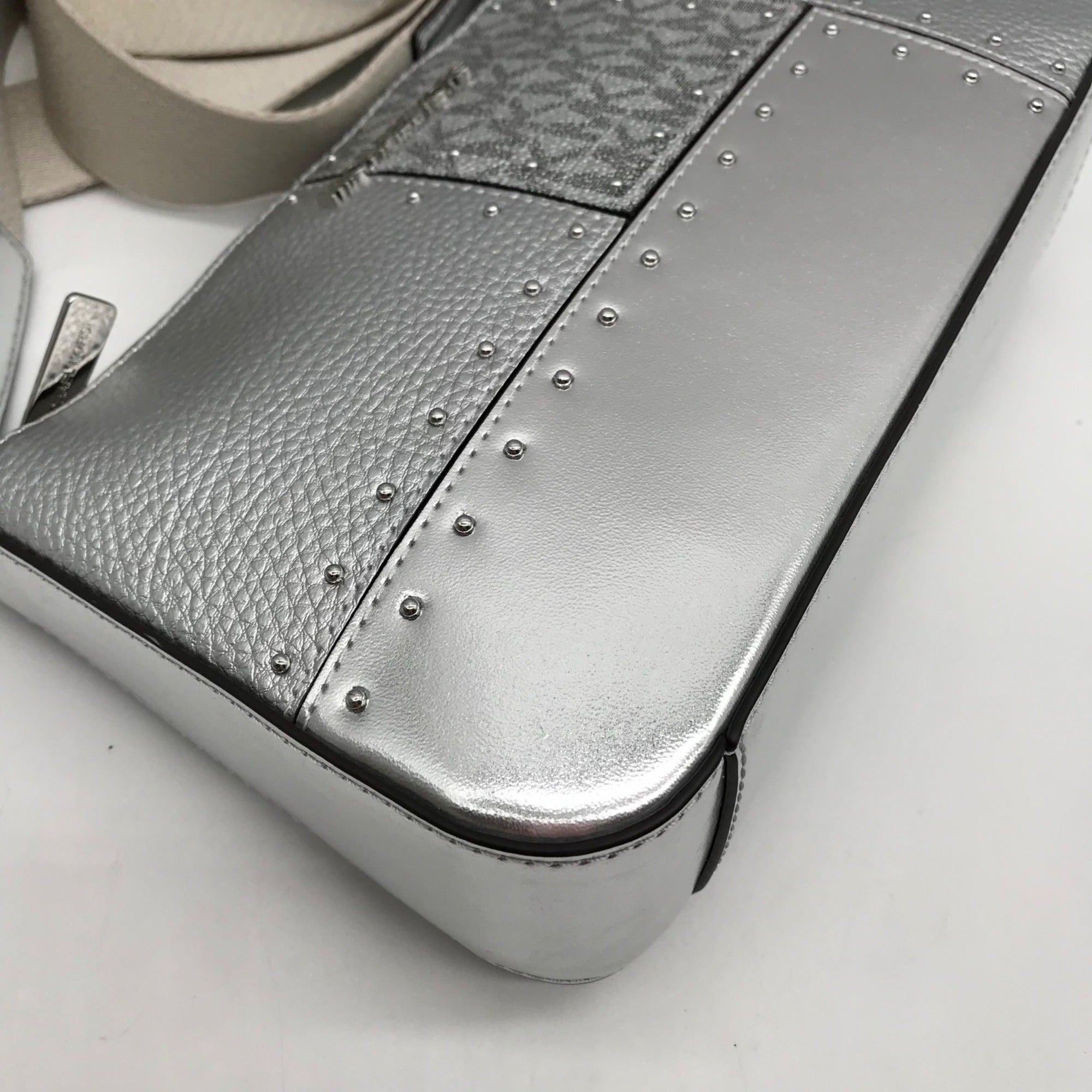 Michael Kors Silver Leather Jet Set Travel Tech Crossbody Bag