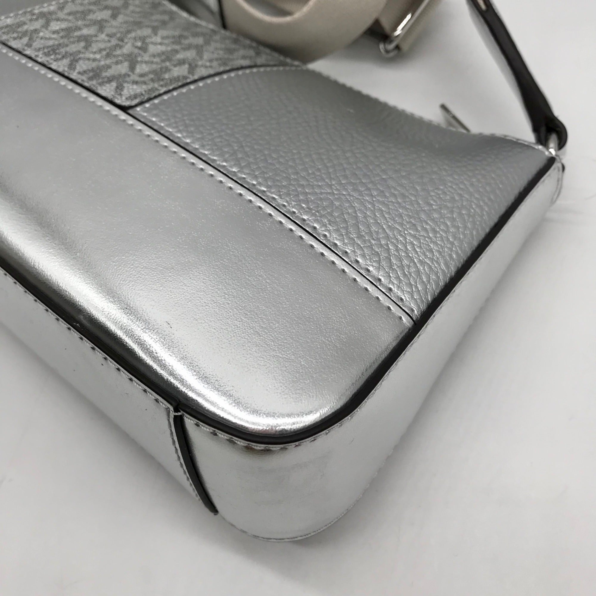 Michael Kors Silver Leather Jet Set Travel Tech Crossbody Bag