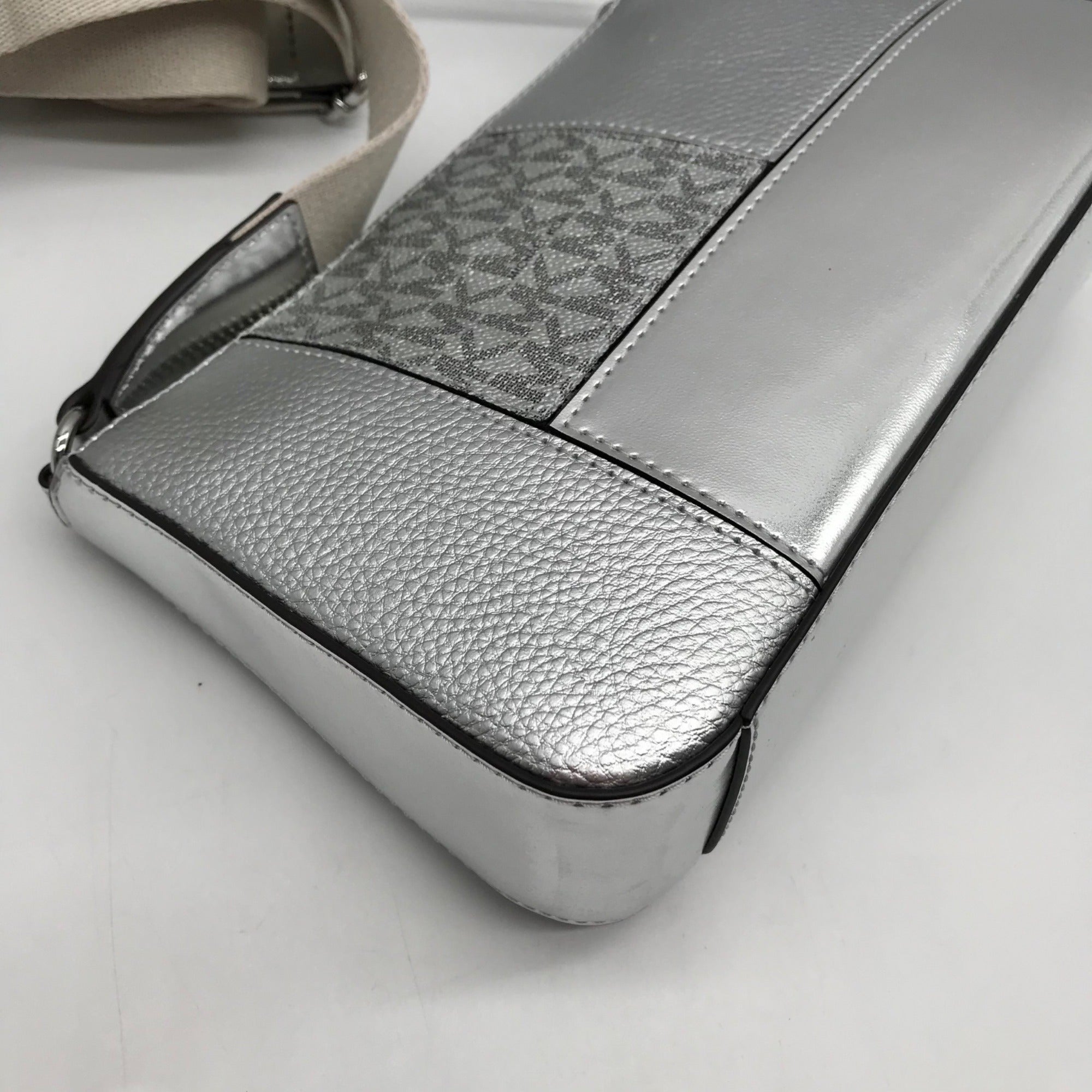 Michael Kors Silver Leather Jet Set Travel Tech Crossbody Bag